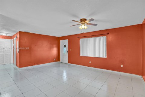House in Homestead, Florida 4 bedrooms, 132.85 sq.m. № 1944199 - photo 7