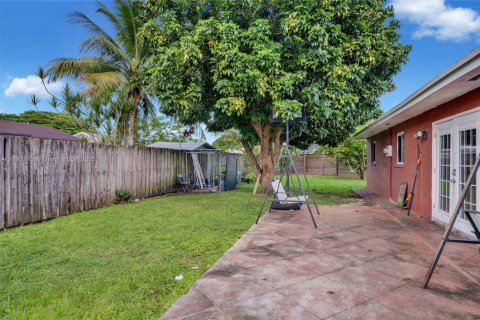 House in Homestead, Florida 4 bedrooms, 132.85 sq.m. № 1944199 - photo 23