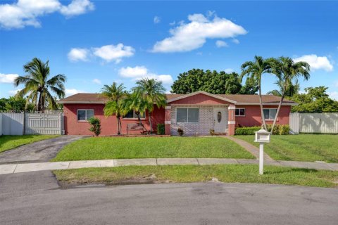 House in Homestead, Florida 4 bedrooms, 132.85 sq.m. № 1944199 - photo 1