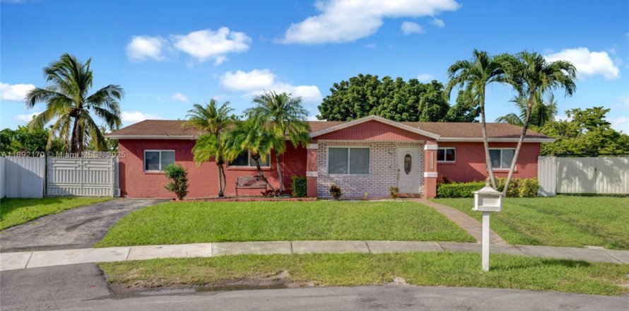 House in Homestead, Florida 4 bedrooms, 132.85 sq.m. № 1944199