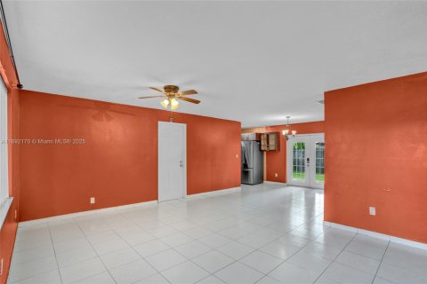 House in Homestead, Florida 4 bedrooms, 132.85 sq.m. № 1944199 - photo 5