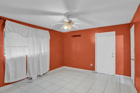 House in Homestead, Florida 4 bedrooms, 132.85 sq.m. № 1944199 - photo 14
