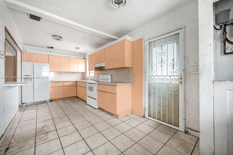 Купить виллу или дом в Майами-Гарденс, Флорида 5 спален, 176.14м2, № 1893312 - фото 15