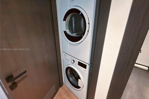 Condo in Miami, Florida, 1 bedroom  № 2035576 - photo 6