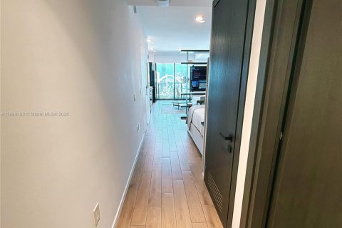 Condo in Miami, Florida, 1 bedroom  № 2035576 - photo 2