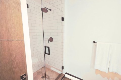 Condo in Miami, Florida, 1 bedroom  № 2035576 - photo 5