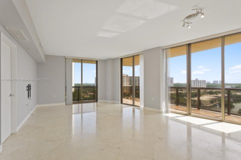 Condo in Sunny Isles Beach, Florida, 2 bedrooms  № 1893193 - photo 1