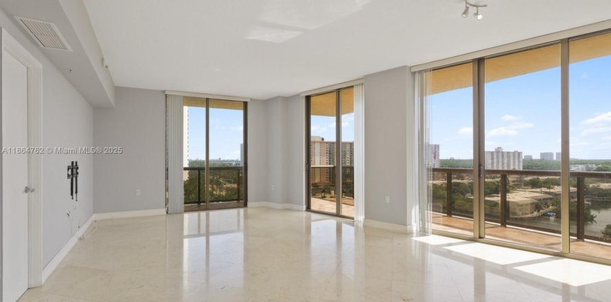 Condo in Sunny Isles Beach, Florida, 2 bedrooms № 1893193