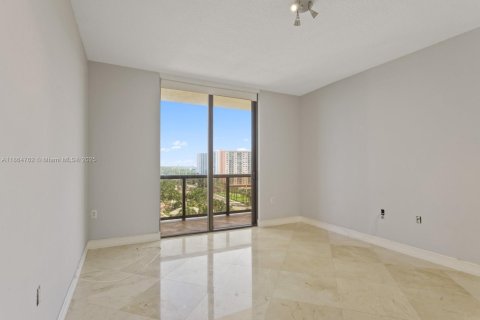 Condo in Sunny Isles Beach, Florida, 2 bedrooms  № 1893193 - photo 8