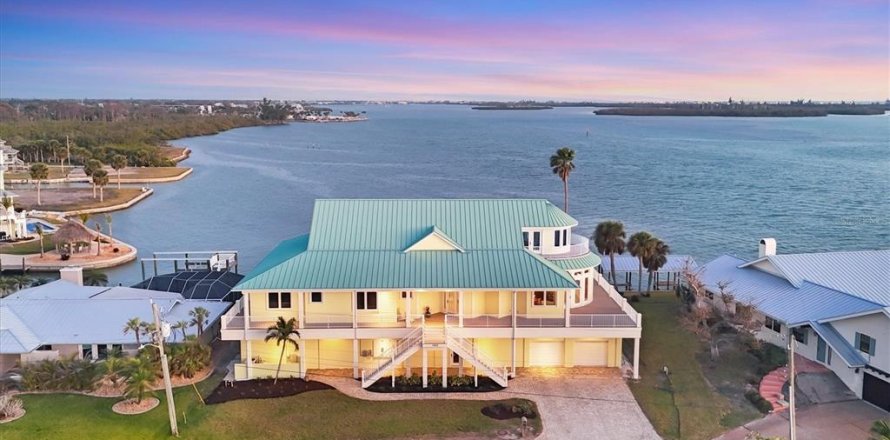 House in Englewood, Florida 4 bedrooms, 390.93 sq.m. № 1613757