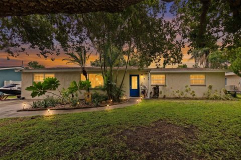 House in Clearwater, Florida 4 bedrooms, 136.85 sq.m. № 2280570