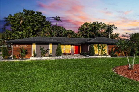 House in Davie, Florida 5 bedrooms, 234.21 sq.m. № 2086591 - photo 2