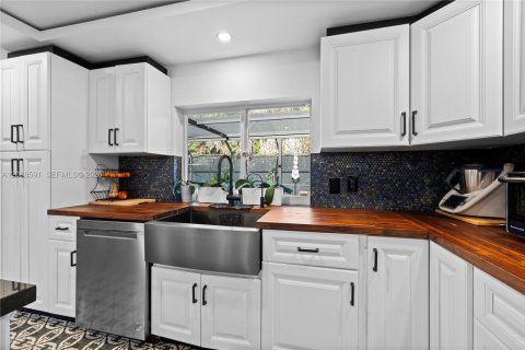 House in Davie, Florida 5 bedrooms, 234.21 sq.m. № 2086591 - photo 9