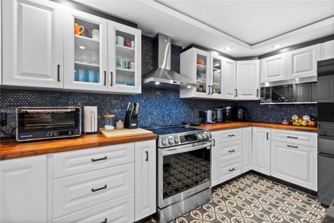 House in Davie, Florida 5 bedrooms, 234.21 sq.m. № 2086591 - photo 10