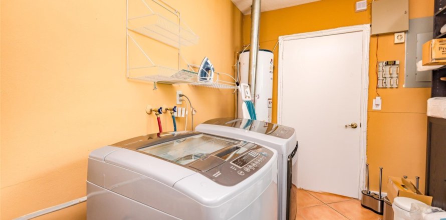 House in Hollywood, Florida 3 bedrooms, 162.95 sq.m. № 1185253