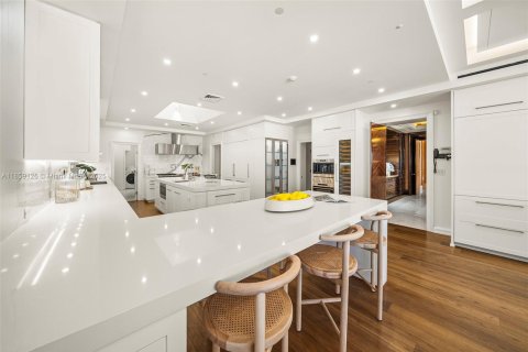 Casa en venta en Miami Beach, Florida, 8 dormitorios, 1570.98 m2 № 1887914 - foto 19