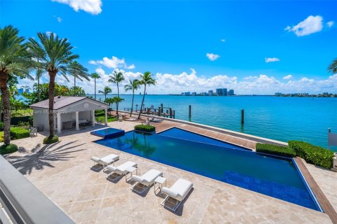 Casa en venta en Miami Beach, Florida, 8 dormitorios, 1570.98 m2 № 1887914 - foto 7