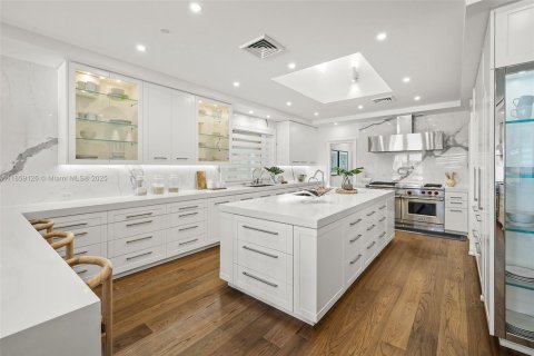 Casa en venta en Miami Beach, Florida, 8 dormitorios, 1570.98 m2 № 1887914 - foto 18