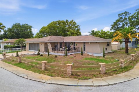 House in Port Richey, Florida 2 bedrooms, 118.73 sq.m. № 2156390 - photo 26