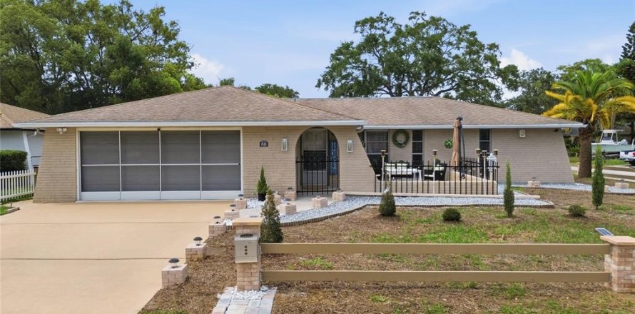 House in Port Richey, Florida 2 bedrooms, 118.73 sq.m. № 2156390