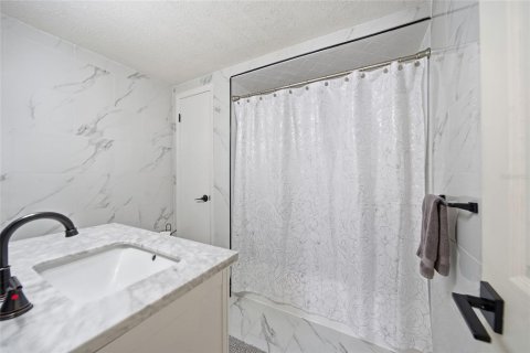House in Port Richey, Florida 2 bedrooms, 118.73 sq.m. № 2156390 - photo 19