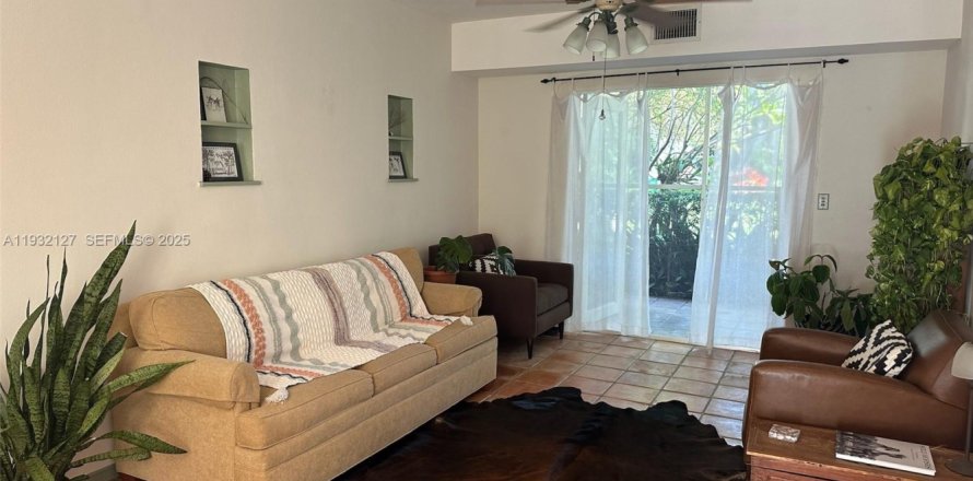 Кондоминиум с 2 спальнями в Майами-Шорс, Флорида № 1990774