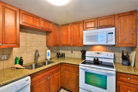 Condo in Daytona Beach Shores, Florida, 2 bedrooms  № 1813111 - photo 12