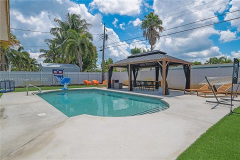 Casa en venta en Deerfield Beach, Florida, 3 dormitorios, 127.65 m2 № 1968300 - foto 2