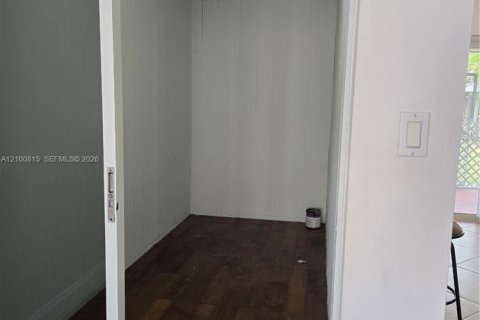 Villa ou maison à louer à Miami, Floride: 3 chambres, 133.22 m2 № 2404133 - photo 11