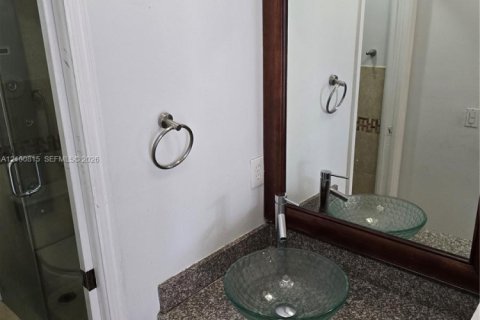 Villa ou maison à louer à Miami, Floride: 3 chambres, 133.22 m2 № 2404133 - photo 16