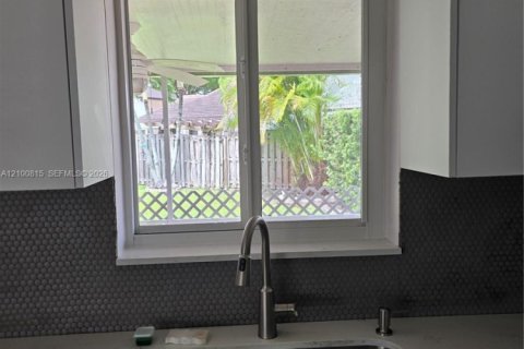 Villa ou maison à louer à Miami, Floride: 3 chambres, 133.22 m2 № 2404133 - photo 4