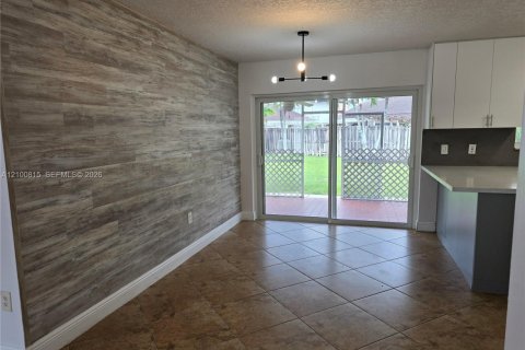 Villa ou maison à louer à Miami, Floride: 3 chambres, 133.22 m2 № 2404133 - photo 6