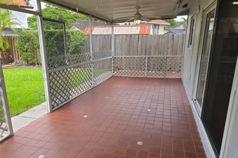 Villa ou maison à louer à Miami, Floride: 3 chambres, 133.22 m2 № 2404133 - photo 23