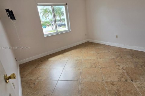 Villa ou maison à louer à Miami, Floride: 3 chambres, 133.22 m2 № 2404133 - photo 18