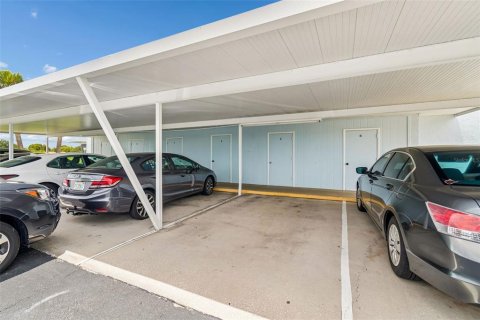 Condo in Port Richey, Florida, 2 bedrooms № 2223500 - photo 2