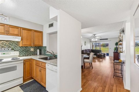 Condo in Port Richey, Florida, 2 bedrooms № 2223500 - photo 7