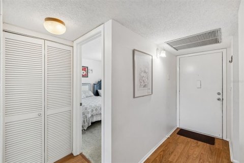 Condo in Port Richey, Florida, 2 bedrooms № 2223500 - photo 9