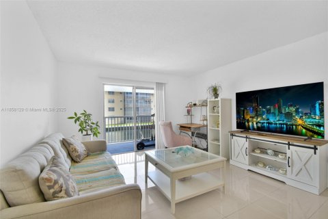 Copropriété à louer à North Miami Beach, Floride: 1 chambre, 69.68 m2 № 1882056 - photo 1