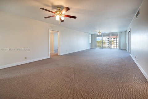 Condo in Pompano Beach, Florida, 3 bedrooms № 1924321 - photo 7