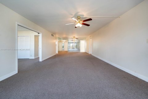 Condo in Pompano Beach, Florida, 3 bedrooms № 1924321 - photo 8
