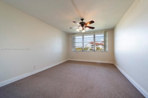 Condo in Pompano Beach, Florida, 3 bedrooms № 1924321 - photo 17