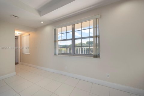Condo in Pompano Beach, Florida, 3 bedrooms № 1924321 - photo 12