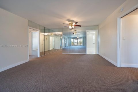 Condo in Pompano Beach, Florida, 3 bedrooms № 1924321 - photo 9