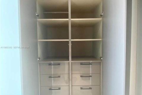 Condo in Sunny Isles Beach, Florida, 2 bedrooms  № 2026950 - photo 21