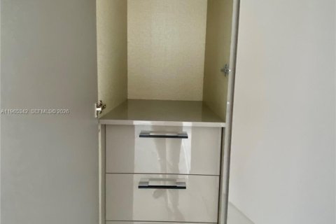 Condo in Sunny Isles Beach, Florida, 2 bedrooms  № 2026950 - photo 17