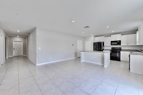 House in Zephyrhills, Florida 4 bedrooms, 240.52 sq.m. № 1511170 - photo 9