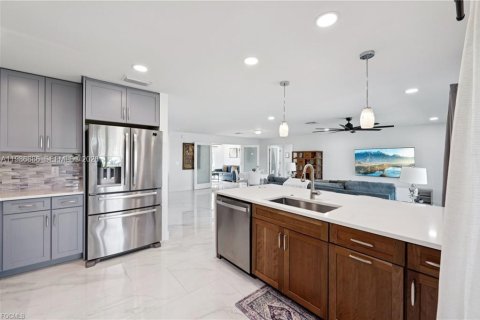 Casa en venta en Cape Coral, Florida, 4 dormitorios № 2186263 - foto 16