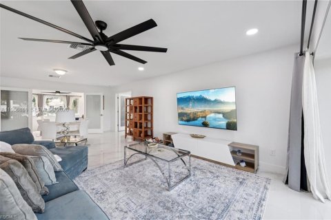 Casa en venta en Cape Coral, Florida, 4 dormitorios № 2186263 - foto 9