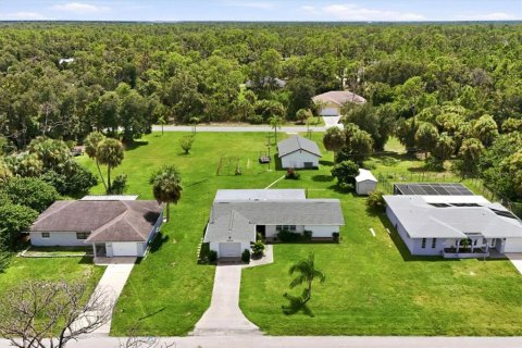 House in Port Charlotte, Florida 2 bedrooms, 146.6 sq.m. № 2349892