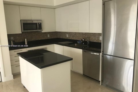 Condominio en alquiler en Miami, Florida, 2 dormitorios, 104.14 m2 № 1972440 - foto 2